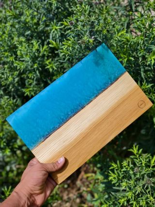 Díky prkénku z edice Laguna se každý okamžik v kuchyni promění v chvíli klidného zastavení. Modrý epoxid jako odraz...