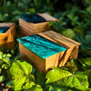 🌿✨ Představte si, že radost se vejde do dlaně… ✨🌿 Naše novinka – mini krabička z dubového dřeva a pryskyřice – je malým...