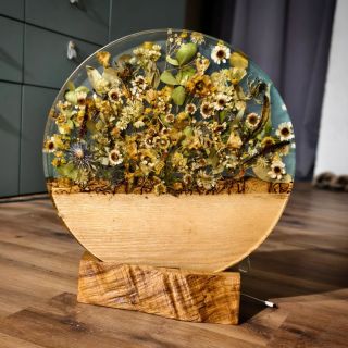 Svatební kytice. Tentokrát s jasanem. Se stojánkem a podsvícením, sloužící jako lampa. 🤍 . . . #svatebnikytice #svatba...